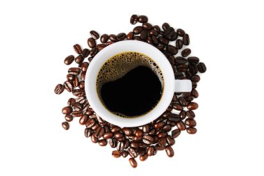 Beyaz arka planda izole edilmiş kahve çekirdekli sade kahve fincanı. kırpma yolu.