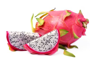 Sağlıklı ejderha meyveleri, yarısı ve beyaz arka planda izole edilmiş dilimler. Olgun pitahaya meyvesi