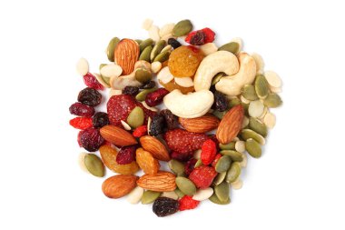 Badem, kuru üzüm, ayçekirdeği, kurutulmuş çilek, beyaz arka planda izole edilmiş fındık gibi tahıllar. yassı gıda ve içecek, sağlık hizmetleri, diyet ve beslenme kavramı.
