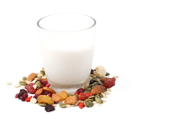 Süt ve tahıl gibi badem, kurutulmuş kuru üzüm, ayçiçeği tohumu, kurutulmuş çilek, beyaz arka planda izole edilmiş fındık. yassı gıda ve içecek, sağlık hizmetleri, diyet ve beslenme kavramı.