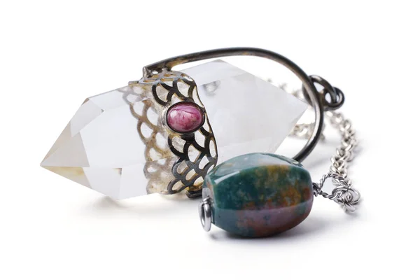 Kristal sarkacıyla geleceği tahmin etmek. Kuvars kristal sarkacını tutarak ve kullanarak, beyaz arkaplanda izole edilmiş.