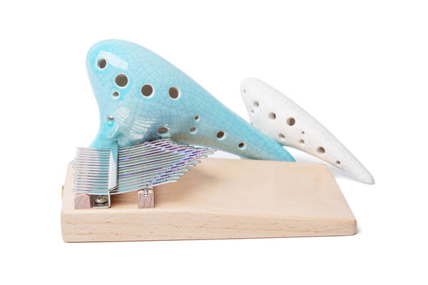 Вид сверху на деревянный африканский инструмент Калимба мюзикл с окариной изолированы на белом фоне. играть на руках и выщипывать зубы большими пальцами. путь вырезания.