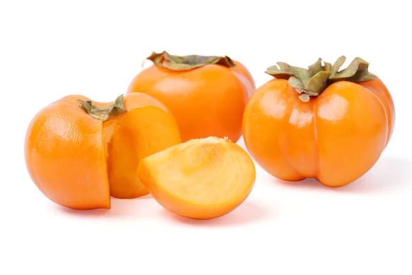 Beyaz arka planda izole edilmiş taze hurma dilimleri. kırpma yolu.