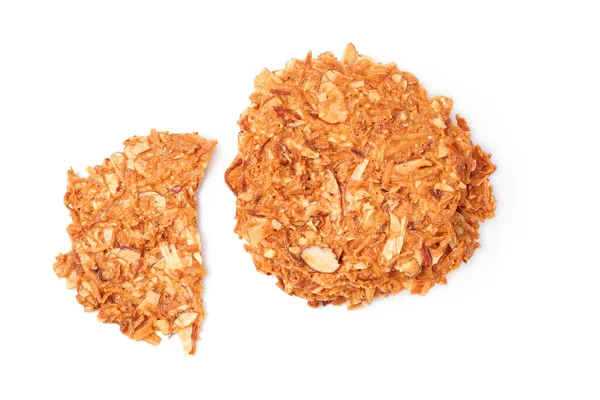 Hindistan cevizli bademli kurabiyeler beyaz arka planda izole edilmiş..