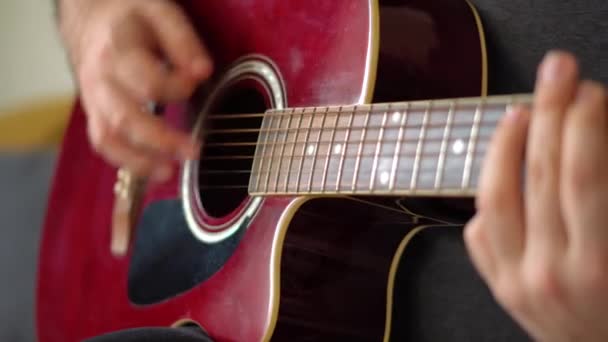 Homem Tocando Ritmo Guitarra Acústica — Vídeo de Stock