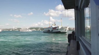 İstanbul, Beşiktaş / Türkiye - 08 13 2020: Beşiktaş Vapur iskelesi 'ne feribot geliyor