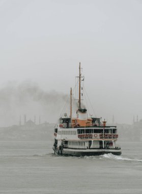 Kadıköy, İstanbul / Türkiye - 08 20 2020: Buhar (feribot) sisli bir boğaza doğru ilerliyor 