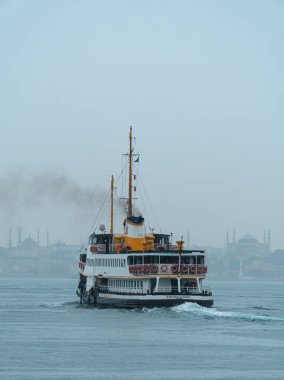 Kadıköy, İstanbul / Türkiye - 08 20 2020: Buhar (feribot) sisli bir boğaza doğru ilerliyor 
