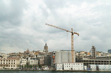 arakoy, İstanbul / Türkiye - 08 20 2020: Yağmurlu ve bulutlu bir günde Galata Kulesi, Galata Limanı Karakol projesinin arkasında