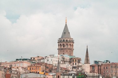 Galata, İstanbul / Türkiye - 08 20 2020: Yağmurlu ve bulutlu bir günde Galata Kulesi, İstanbul 'un en ünlü turizm merkezi