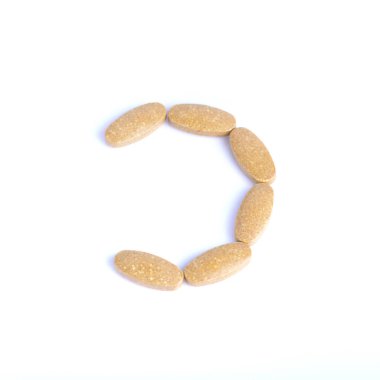 Beyaz arkaplanda C vitamini hapları