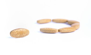 Beyaz arkaplanda C vitamini hapları  