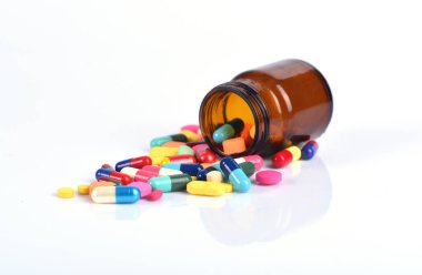 Beyaz arkaplanda izole edilmiş kapsül hapları