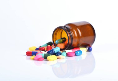 Beyaz arkaplanda izole edilmiş kapsül hapları