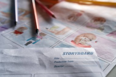 Tasarımcı için doküman film için senaryo içinde yaratıcı çizim, Görüntü Yapım Öncesi Senaryo sergileniyor. Masa atölyesinde uzaktan kumandalı televizyon olan tasarım sahnesi düzeni. Medya ürünü fikri
