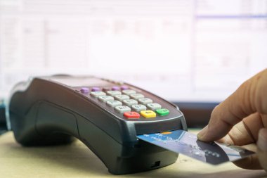 Kredi kartı POS terminal makinesi takın, kredi kartlarıyla ödeme yapın. Elektronik işlem makinesi üzerinden alışveriş yapmak için insan eli yerleştirme aygıtına odaklan