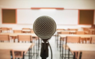 mikrofon standı konuşma ve öğretim merkezi okuldaki ve üniversitedeki sınıf odası, seçici odak, eğitim konsepti