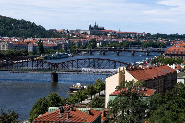 Charles Köprüsü Prag Kalesi Vysehrad Insan Siluetleri Ile Gelen — Stok fotoğraf