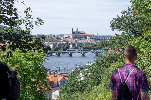 Charles Köprüsü Prag Kalesi Vysehrad Insan Siluetleri Ile Gelen — Stok fotoğraf