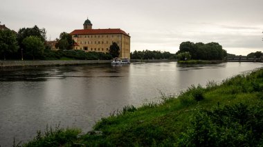 Düşen yağmur sırasında karşı bankadan Podebrady Kalesi