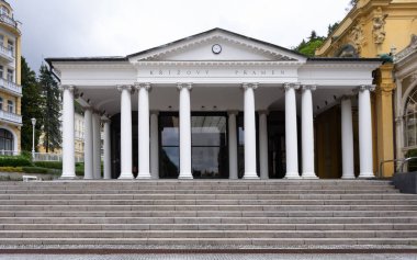 Marinsk Lzn, Çek Cumhuriyeti / Batı Bohemya - 16 Haziran 2020: Marinsk Lzn - Libor 'un Cross Spring binasının başlığı üzerine çeviri