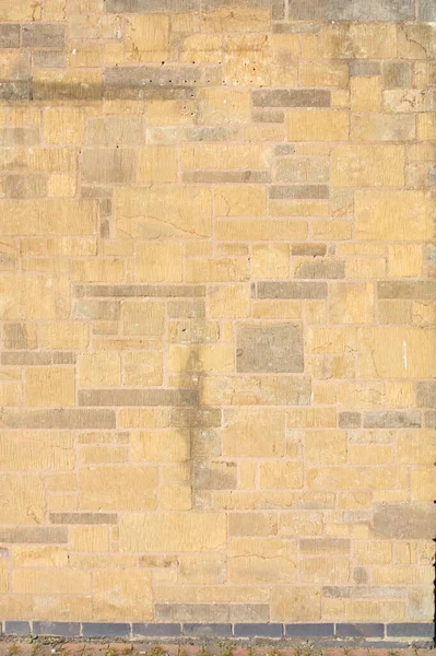 Taş duvar. Arka plan. Akşam ışığında rastgele giyinmiş taş duvar.