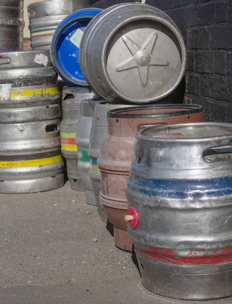 Sokakta toplanmayı bekleyen bira fıçıları var..