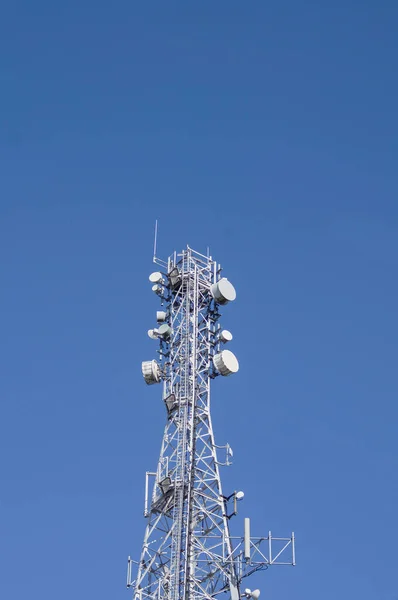 Hinckley Leicestershire 'da mavi gökyüzüne karşı iletişim kulesi. Kopyalamak için boşluk