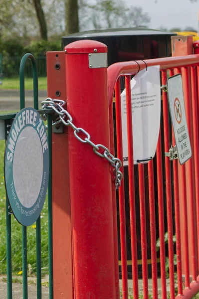 Kapısı asma kilitli kırmızı çit. Covid 19 Hinckey, Leistershire İngiltere 'den dolayı oyun alanı kapatıldı ve kilitlendi