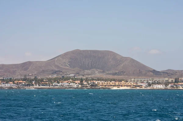 从海上俯瞰加那利群岛Corralejo Fuerteventura的火山 可供复制文本的景观格式化空间 — 图库照片