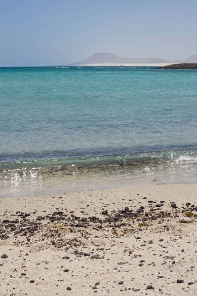 Πέτρες Ένα Κύμα Που Σπάει Την Παραλία Στο Νησί Λόμπος — Φωτογραφία Αρχείου