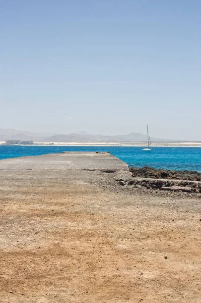 Los Lobos Adası 'ndan Las Dunas Doğa Koruma Alanı Corralejo, Fuerteventura' ya bakıyor. Kopyalamak için boşluk kaldı