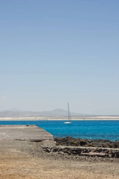 Los Lobos Adası 'ndan Las Dunas Doğa Koruma Alanı Corralejo, Fuerteventura' ya bakıyor. Kopyalamak için boşluk kaldı