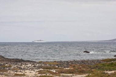 Mavi gökyüzü ve Corralejo Fuertaventura 'dan gelen Lanzarote feribotu. Metni kopyalamak için kalan boşluk.