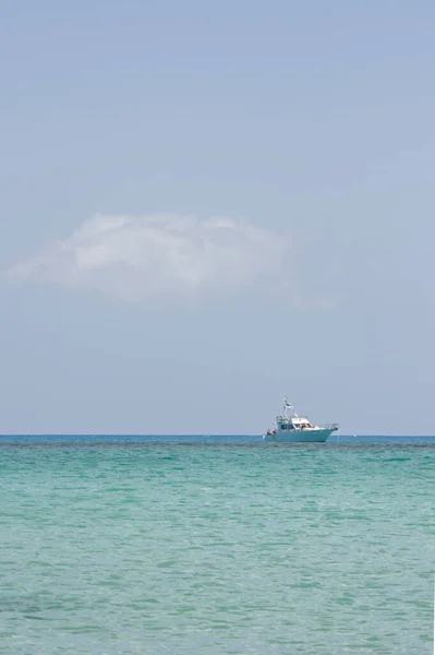 Zeegezicht Met Witte Bedekte Golven Een Duikboot Een Blauwe Lucht — Stockfoto