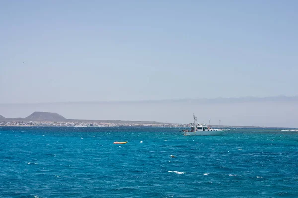 Seascape Com Ondas Brancas Barco Mergulho Céu Azul Olhando Para — Fotografia de Stock