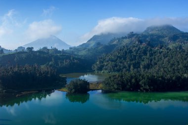 Dieng Platosu, Wonosobo, Orta Java, Endonezya 'daki güzel renkli göl ya da Telaga Warna manzarası