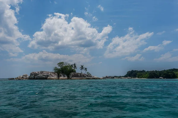 Маленький Скалистый Остров Голубым Небом Белитунге Индонезия — стоковое фото