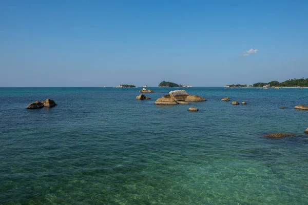 Endonezya 'daki Belitung Adası' nda deniz suyuyla çevrili deniz kıyısındaki bir kaya kümesi. Belitung, Endonezya 'nın en popüler turizm merkezlerinden biridir..