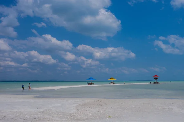 Vista Panorámica Playa Arena Blanca Bajo Cielo Azul Isla Belitung — Foto de Stock