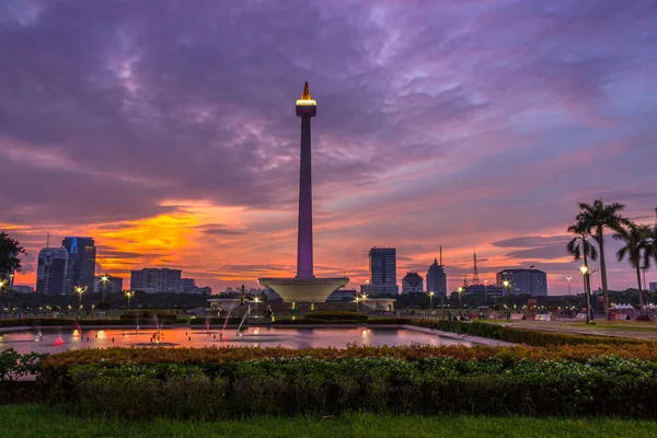 Medan Merdeka Meydanı 'nın güzel manzarası veya Ulusal Anıt (Monas), Cakarta, bulutlu günbatımının altında