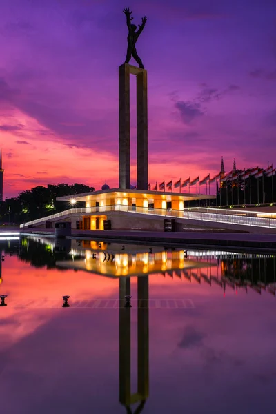 Renkli günbatımında güzel bir Jakarta. Lapangan Banteng 'deki Batı Irian Özgürlük Anıtı Eski adı Waterloo Meydanı, Jakarta