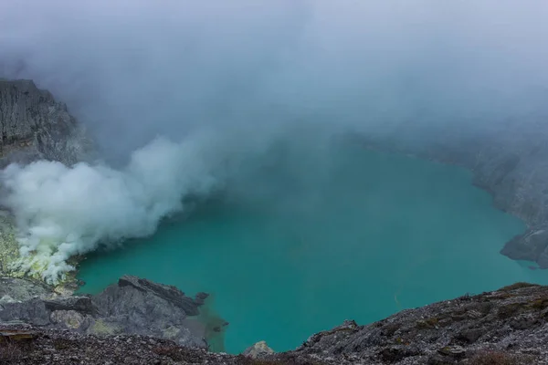 Ijen kraterinin kalderasında mavi göl, Gunung Ijen, Banyuwangi, Endonezya