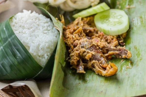 Pecel Pitik, Hindistan cevizi soslu ızgara tavuk, pilav ve sebze, Banyuwangi, Endonezya 'dan tipik bir yemek.