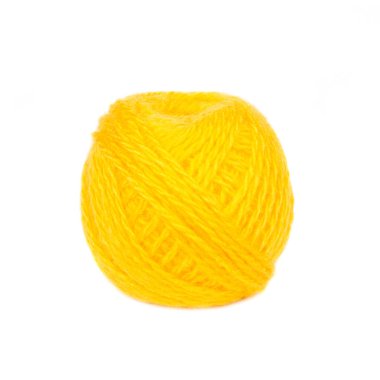 Beyaz arka planda izole edilmiş sarı iplik yumağı