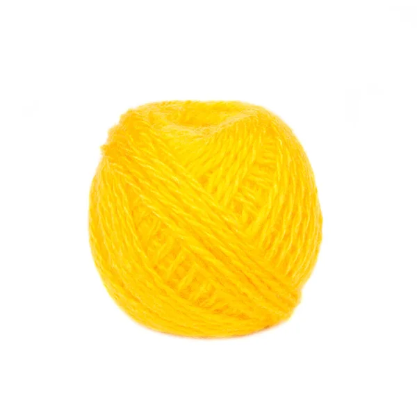 Beyaz arka planda izole edilmiş sarı iplik yumağı