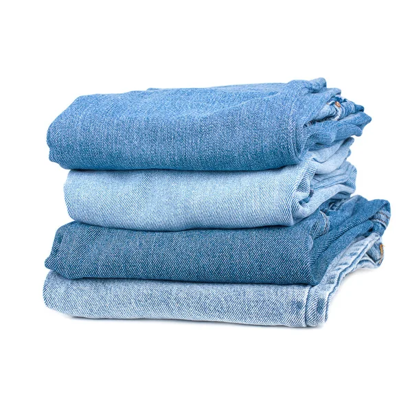 Beyaz arkaplanda izole edilmiş kot yığını