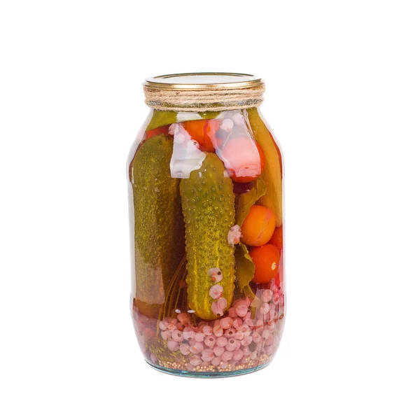 Bir kavanoz salatalık ve domates.