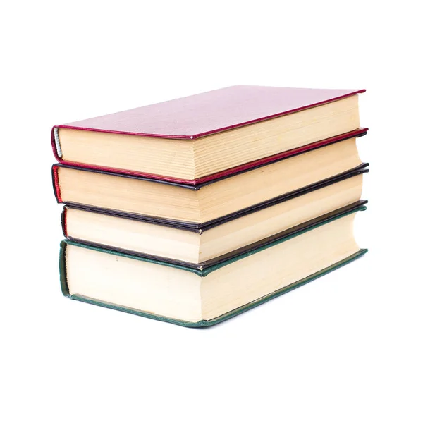 Beyaz arkaplanda izole edilmiş eski kitapların yığını