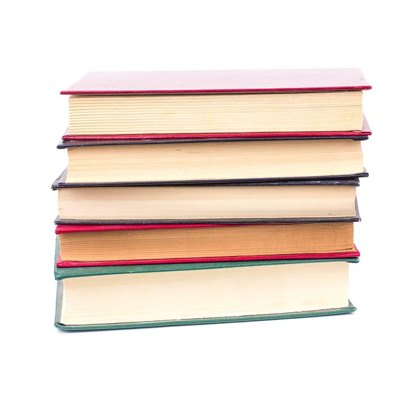 Beyaz arkaplanda izole edilmiş eski kitapların yığını